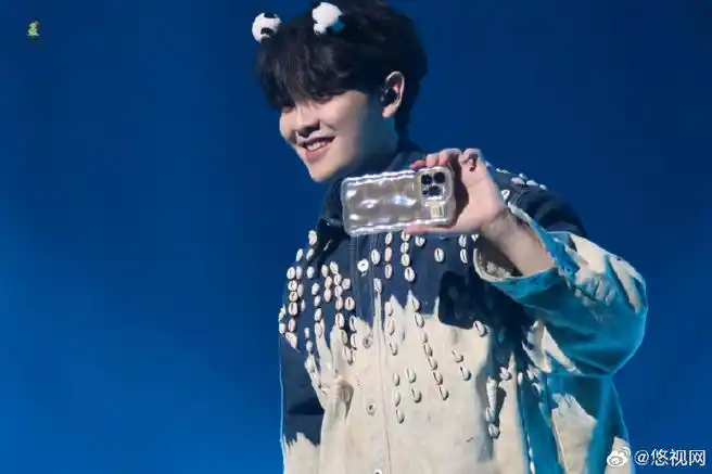 尤长靖限定版熊猫发箍#@尤长靖昨晚成都演唱会戴熊猫发箍安可好可爱