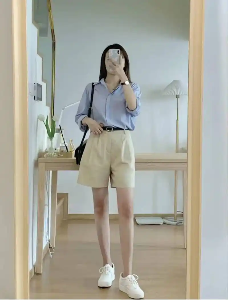 卡其色短裤搭配什么颜色上衣好看