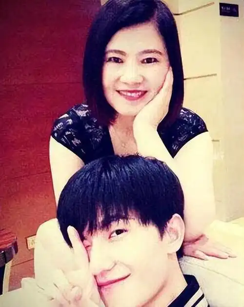 今年春节旅游景点人气爆棚,全家出游的不在少数,杨洋也陪妈妈一起前往