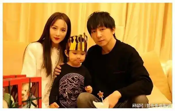 两人都会放下手里的工作,去陪儿子一起过生日,给他唱歌听,一家三口