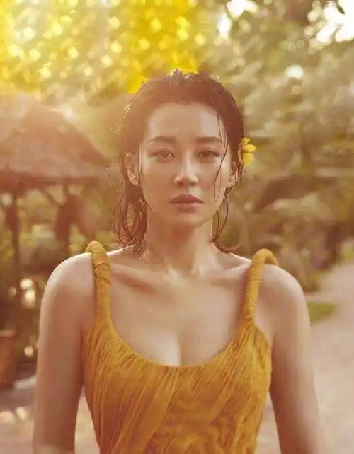 51岁的许晴夜走锻炼被偶遇,路人拍下生图,真实身材被全网羡慕_明星