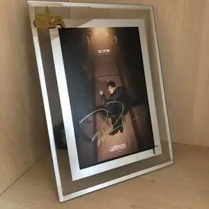 王子异亲笔签名照 gq盛典签