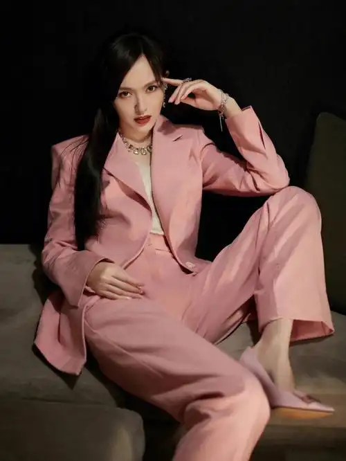 唐嫣穿着sergio rossi sr1系列粉色尖头高跟鞋拍摄个人大片.