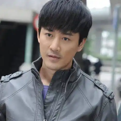 43岁林峰登湾区春晚,透露计划在深圳买房,短短一年赚得盆满钵满_的