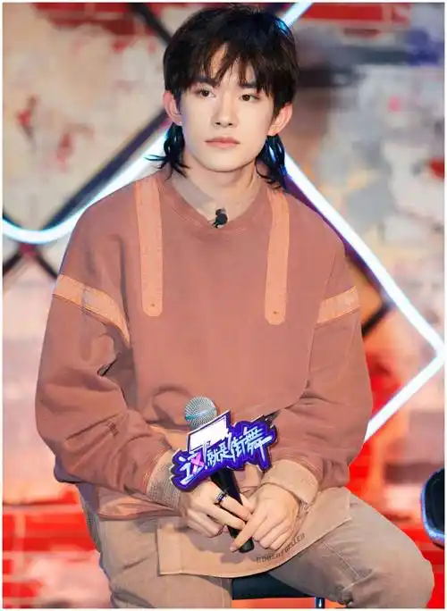 原创潮流男孩易烊千玺穿衣风格百变青春时尚帅气十足有型有款