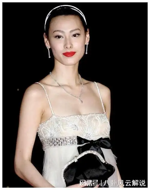 梁洛施生3娃仍保身材如少女吊带裙抢镜夺目引网友尖叫