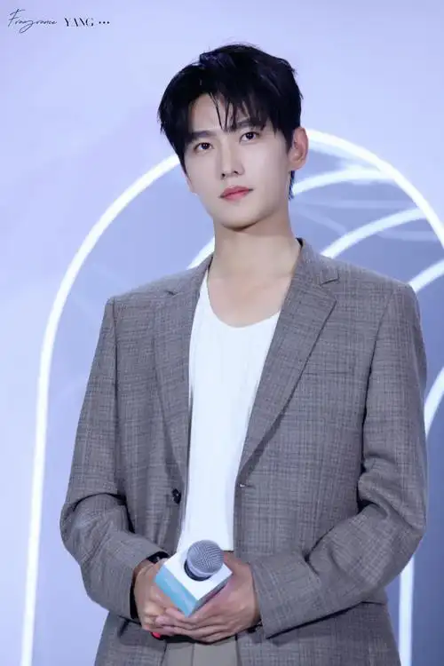 杨洋喜临门品牌代言人##杨洋活动现场躺床上了