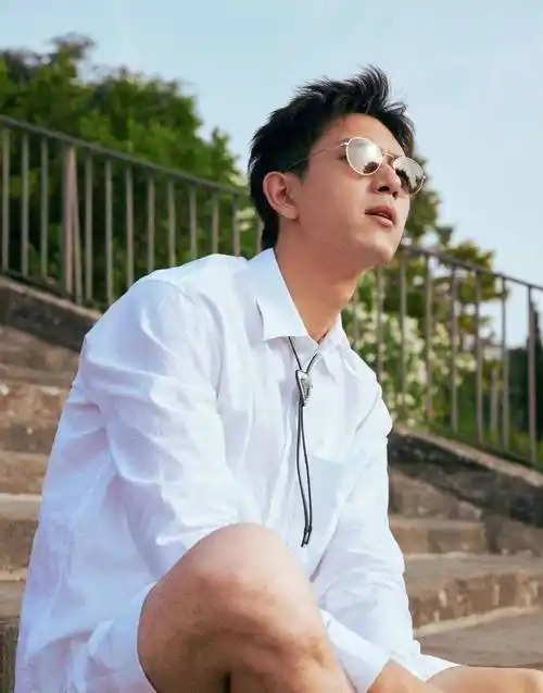 其实他的白衬衫并没有那么普通,很有质感,材质也比较硬挺.