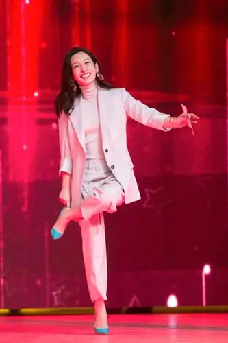 秦海璐颁奖鞋掉了 "金鸡独立"火速挽救显呆萌