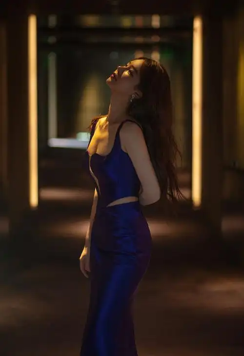 女星邱意浓出席活动,身穿蓝色吊带抹胸长裙,身姿婀娜,惊艳迷人