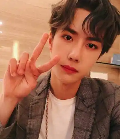 王一博直男角度录制天天向上原相机下脸还没巴掌大