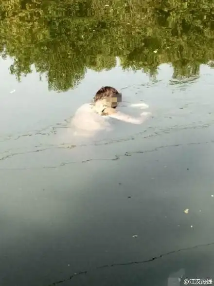 湖北一河中现女性浮尸 脚上被绕铁链