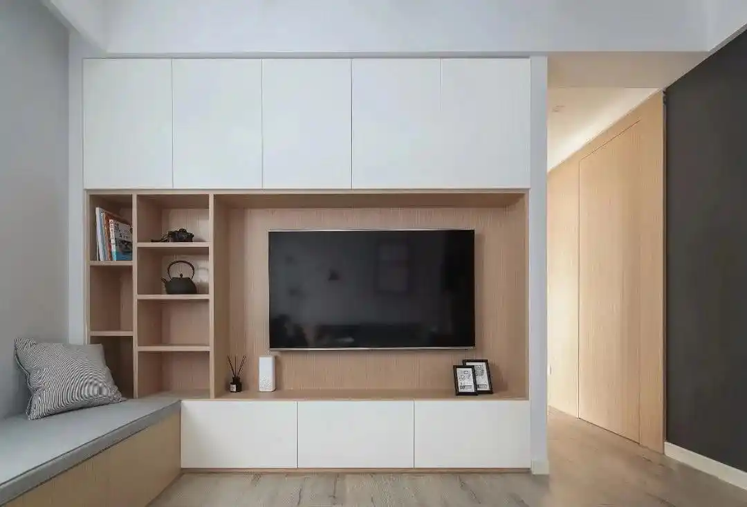 电视机背景墙以木材打造,较为雅致,让空间的颜色看起来更加温馨治愈.