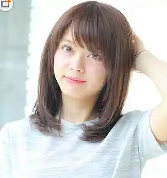 在发尾打理出内扣弧度,迎合侧分齐刘海,完美修饰了国字脸