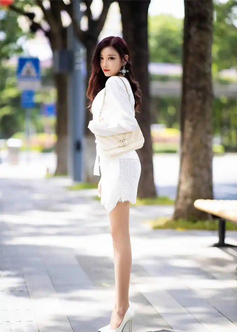 短裙配上一双白色恨天高让美女的气质瞬间达到顶点_的设计_高跟鞋