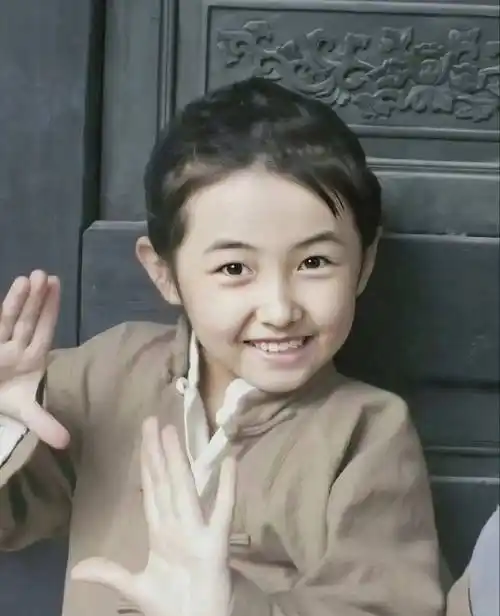 张子枫穿吊带后被公开羞辱:她的胸,到底碍了谁的眼?