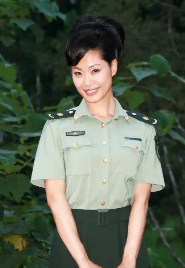 "国家一级演员"于文华高清写真,网友:难怪二婚被独宠16年