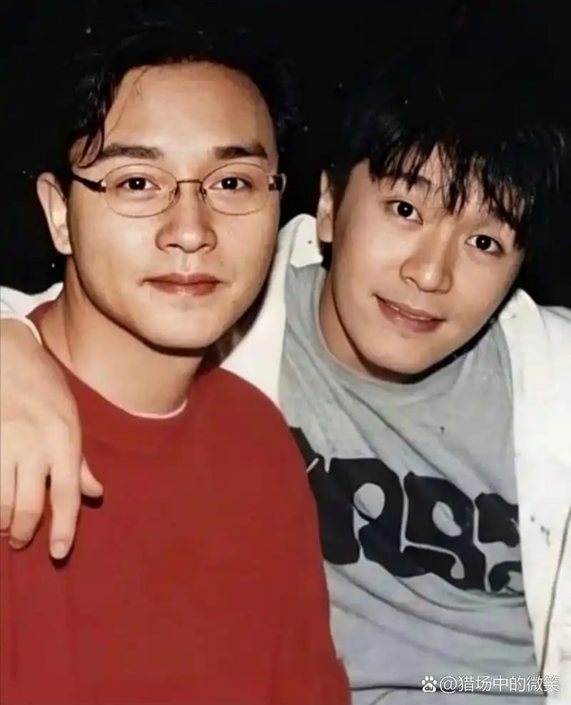 张国荣与周星驰,都是青年才俊#张国荣# #周星驰# #我爱看电影