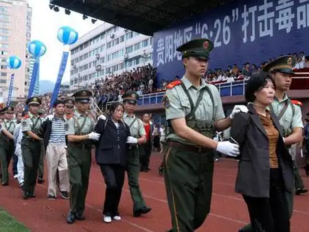 宣判完毕,死刑犯被押往刑场执行枪决.