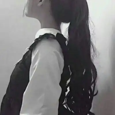 女生冷漠qq黑白头像伤感 一个人尝遍所有的孤独