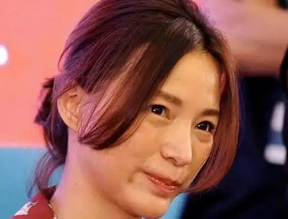 50岁董卿聚会照曝光!素颜打扮朴实,身边还有丈夫密春雷