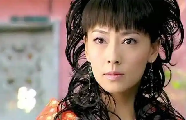 《聊斋志异》中,张茜饰演了一位卷发千金董清荷,刘海 大波浪卷的