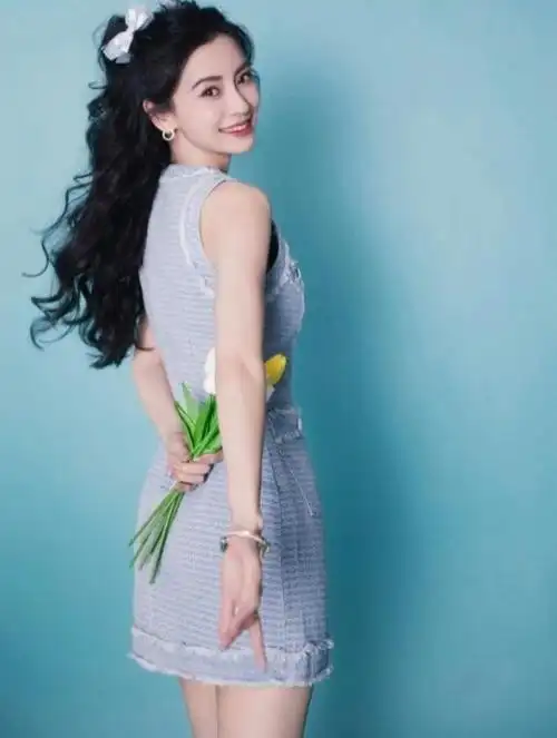 杨颖34岁出镜,清新少女造型超美!展现不老魅力和才华横溢