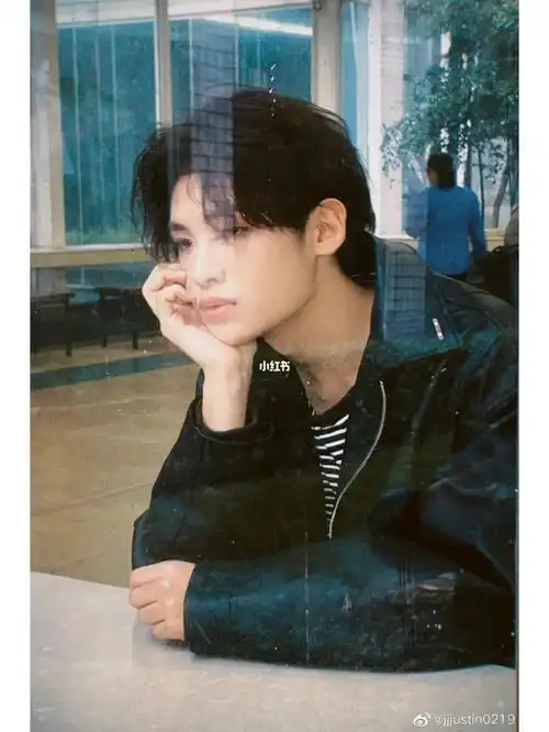 这锁骨是可以戳死我的程度吧#黄明昊  #我的宝藏男孩黄明昊  #md-丧丧