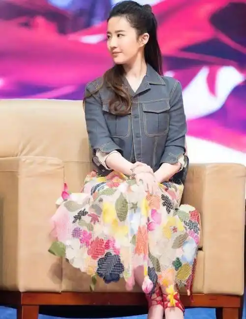 刘亦菲衣品终于变好了,一点点卷发加薄纱,美艳了不止一点点!