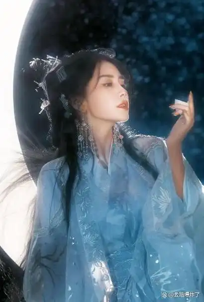 angelababy一袭蓝紫色古装长裙,好似仙女下凡