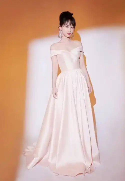 杨紫未修图曝光,穿纯白色吊带裙圆润十足,对比精修图差别大了_礼服_穿