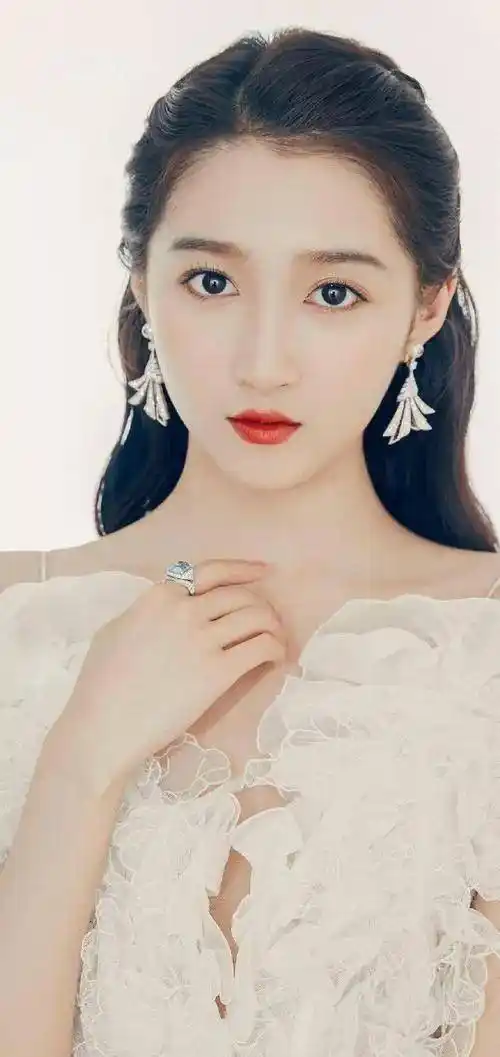 盘点9位出生于95年后的女星,个个风姿绰约,俏皮可爱,你喜欢谁_晓彤