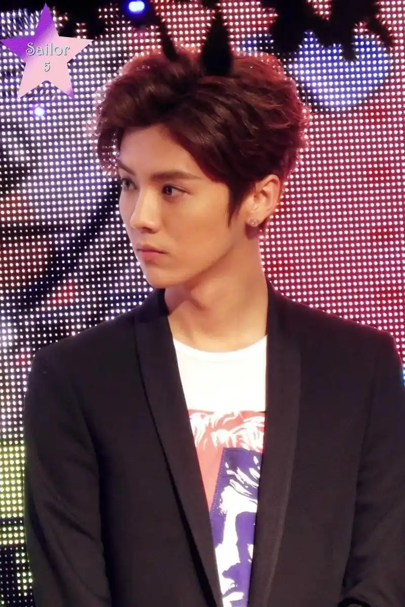 帅气十足而有魅力的exo前主唱#鹿鹿#鹿晗 - 抖音