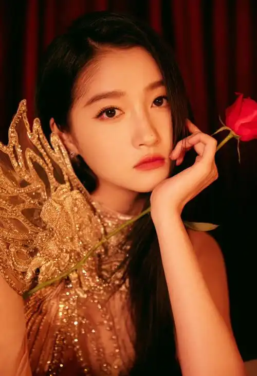 关晓彤香槟粉高定裙##关晓彤鎏金月神妆