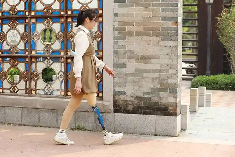 大腿假肢的工作原理二