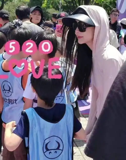 董卿杨颖现身孩子义卖会,杨颖穿手套戴珠宝,两人风格差异大