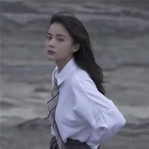 白衬衫户外拍照女生头像图片