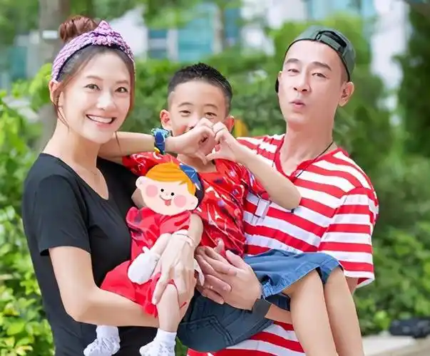 陈小春的前妻是谁,陈小春的前女友是谁(变成"妻管严"也心甘情愿)