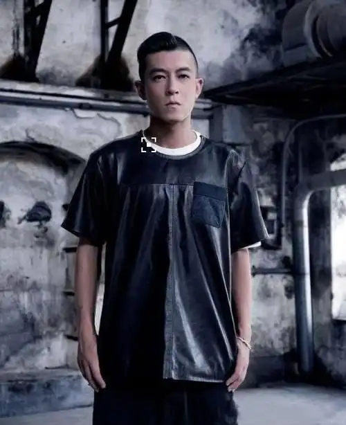 陈冠希素颜登杂志,面色暗黄变化巨大,气质路人五官一般,真老了|t恤