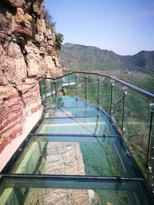 东太行景区,这里有一段特殊的玻璃栈道,高空中玻璃碎裂的声音响起