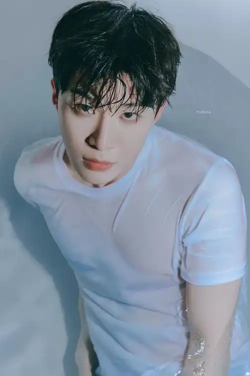 范丞丞浴缸大片