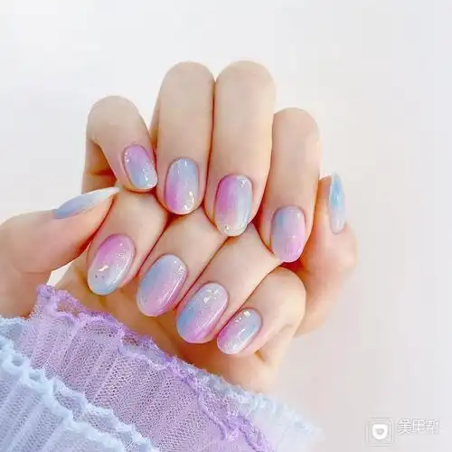 渐变晕染蓝色紫色美甲图片