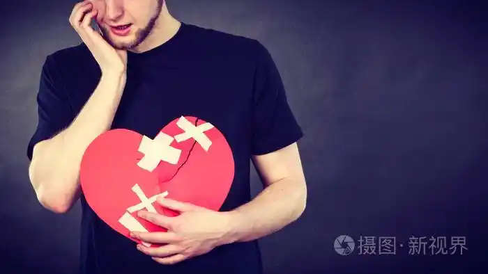 很可悲的男人抱着破碎的心