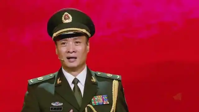 阎维文一身军装领唱《永远的篝火》,唱得深入人心