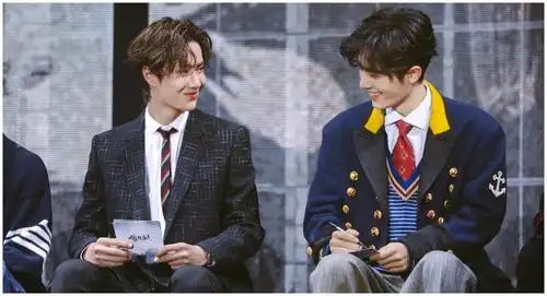 微博之夜变修罗场,博君一肖陆地夫妇同台,赵丽颖倪妮尴尬相遇__财经头