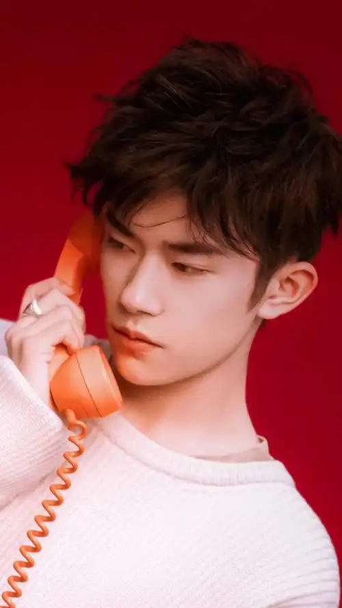 易烊千玺回应春晚戴假发 网友:太可爱了吧