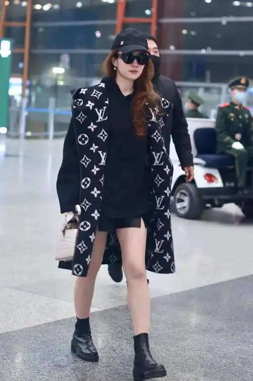 刘亦菲好酷呀,穿4.7万块经典老花大衣帅气拉风,搭小黑裙好惹眼