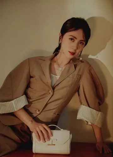 孙莉穿绣花衬衣享受秋日暖阳 老公黄磊执镜帮拍照