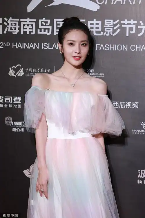 3/ 6赖雨濛香肩迷人.4/ 6赖雨濛穿渐变纱裙仙气十足.