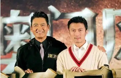 谢霆锋晒与周润发合影照,人像是被p进去的,不自然但却相当帅气